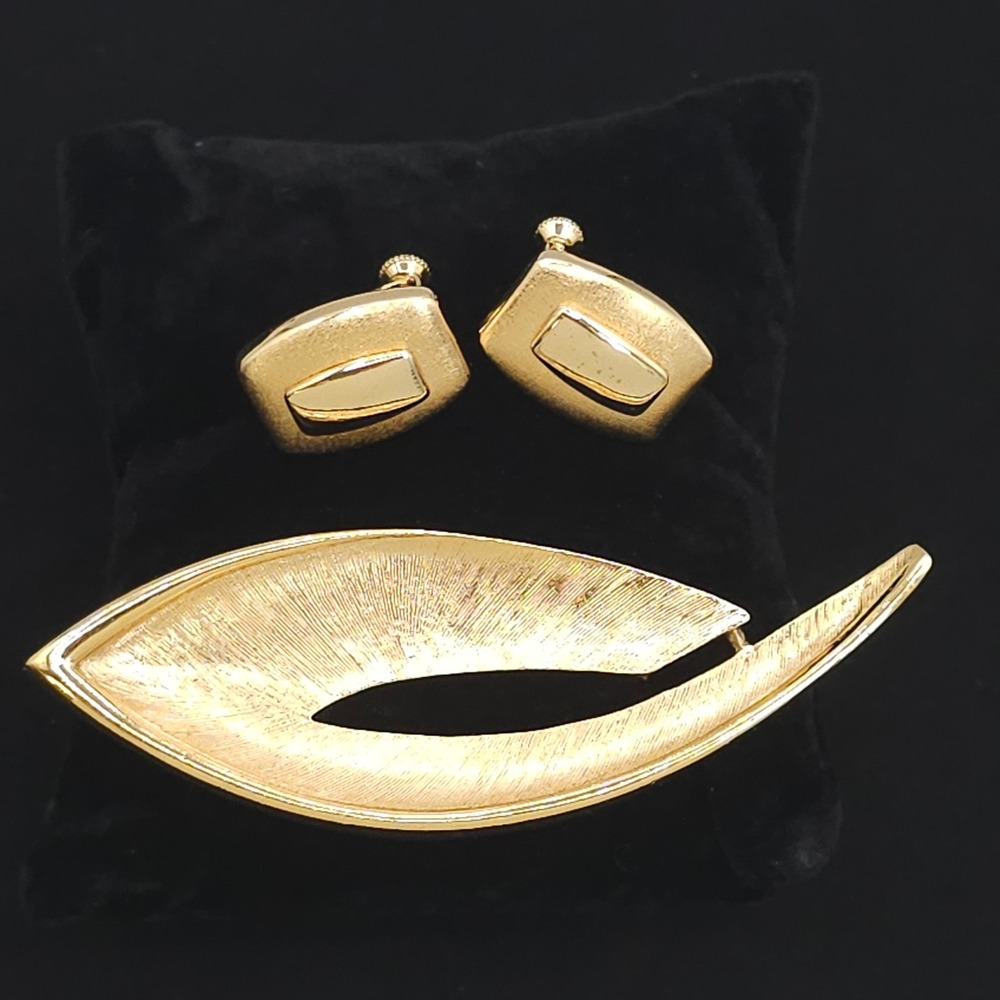 Trifari Napier Gold Tone Leaf Brooch and Screw Clip Back Earring Set Vintage MCM